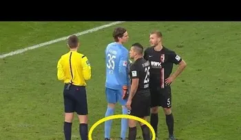 Un portero le deja un regalito al ejecutor de un penal... y su plan funcionó