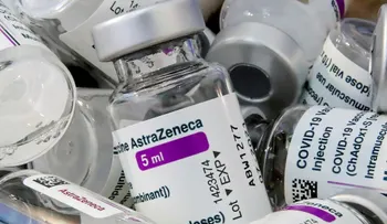 Científicos discuten por AstraZeneca: Noruegos afirman que causa coágulos de sangre; otros dicen que no