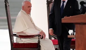 Raúl Castro y el pueblo cubano dan un gran recibimiento al Papa Francisco (VIDEO)