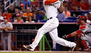 Stanton alcanza los 32 jonrones, Marlins en .500 