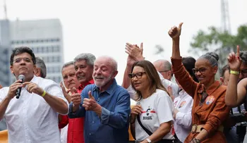 Lula encabeza marcha en São Paulo y pide movilizar a 30 millones de abstencionistas para el balotaje