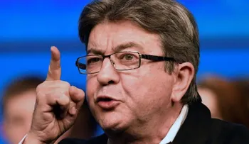 El candidato de la extrema izquierda, Jean-Luc Mélenchon, agita la elección francesa