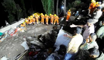 Suben a 12 muertos y 30 heridos las víctimas del derrumbe edificio en India