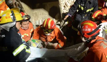 China: Niña sobrevivió en brazos de sus padres muertos tras desplomarse vivienda 