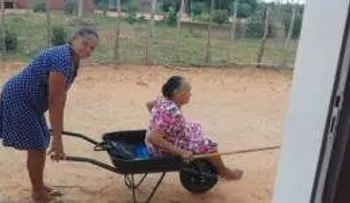 Una anciana que no puede caminar pide que la lleven a la iglesia en carretilla para adorar a Dios