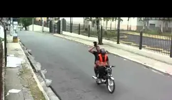 Video muestra a dos hombres atracando a un estudiante