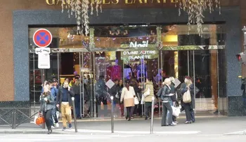 Evacuan centro comercial cerca de París por un coche y un paquete sospechosos