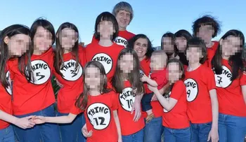 Notaron una conducta rara en los padres que torturaban a sus 13 hijos, pero nadie sospechaba que cometían esa crueldad 