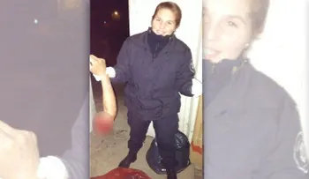Macabro: policía se sacó una foto con el brazo de un accidentado