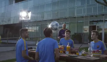 El equipo juvenil del Barcelona da un espectáculo de fútbol... en un asado