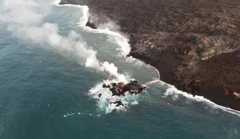 La lava del volcán Kilauea de Hawai crea una nueva y pequeña isla al lado de la costa