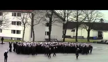 ¿Un ejército o un jardín de infancia?: Extraño video de un baile militar noruego