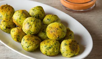 Croquetas de maíz y queso en salsa de yogurt de pimientos