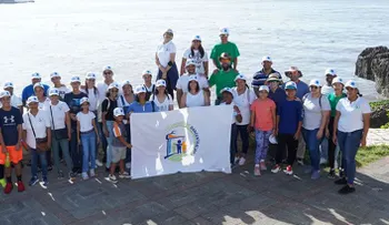 Voluntariado Bancentraliano realizó jornada de limpieza de costas en playa de San Gil, del malecón de Santo Domingo
