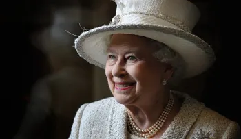 La reina Isabel II no asiste a la misa de Navidad por una "fuerte gripe"