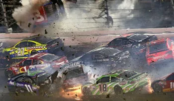 Video: 30 espectadores heridos en un terrible accidente de Nascar