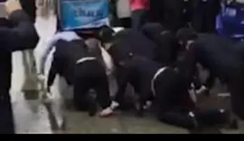 Empleados chinos gatean voluntariamente por incumplir las ventas (VIDEO)