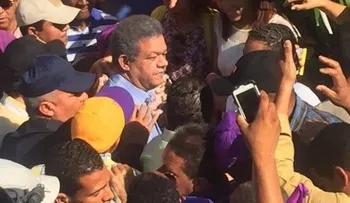 Expresidente Fernández recorre sectores de la capital