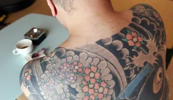 Los baños termales de Japón podrían pronto admitir a clientes extranjeros tatuados