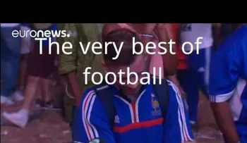 Un niño portugués consuela a un fanático francés tras la final de la Euro (VIDEO)