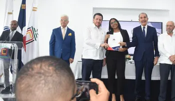 MESCyT entrega 200 becas en Universidad del Caribe