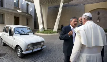 El papa se moviliza en un viejo carro que le regalaron