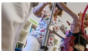 Exoesqueleto ayuda a niña con parálisis cerebral