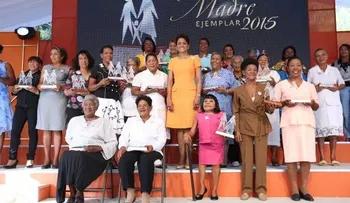 Primera Dama entrega premio Madre Ejemplar 2015 a mujeres del Sur