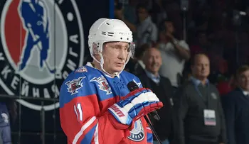 Putin juega al hockey en su cumpleaños y marca siete goles (VIDEO)