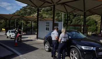 España refuerza medios para el control sanitario al reabrir más sus fronteras