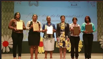 Margarita entrega premio Madres de Valor 2015