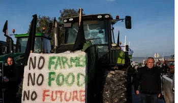 Agricultores griegos bloquean carreteras