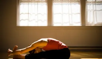 Posturas de yoga que mejoran tu digestión