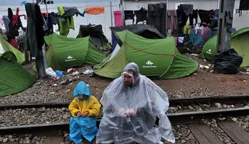 Macedonia cierra su frontera con Grecia para impedir el paso de inmigrantes