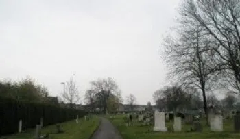 Arrestan fantasma cementerio de Kingston