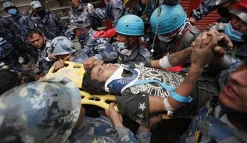 Sacan con vida de un edificio a un joven 5 días después del sismo en Nepal
