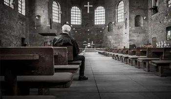 Una iglesia de Alemania retira altares, bancos y la pila bautismal para hacer hueco a los refugiados