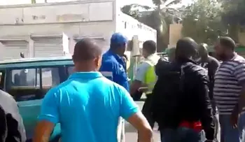Amet y chofer de jeep pelean a los puñetazos; otro agente manotea joven (VIDEO)