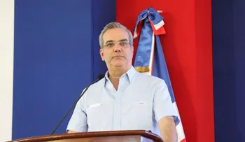 Presidente Luis Abinader entrega RD 67 millones a emprendedores y comerciantes, además de 12 camiones recolectores de basura en San Juan