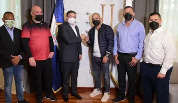 Ministerio de Deportes garantiza apoyo a carteleras de boxeo; recibe visita del legendario Miguel Cotto