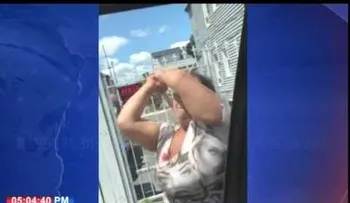 Mujer enfurecida rompe cristales de un vehículo a expareja con sus hijos dentro 