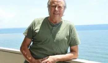 Serrat pide a los Gobiernos español y catalán "que hablen o se aparten"