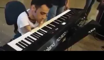 No tiene manos, pero espera a que lo escuches tocar... (VIDEO)