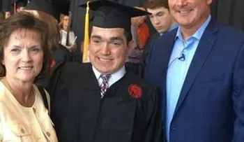 Supera una sentencia de muerte por tener una rara enfermedad y se gradúa de la universidad
