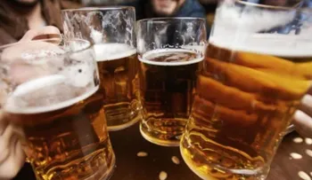 La hora perfecta para beber alcohol (y lograr que no te engorde)