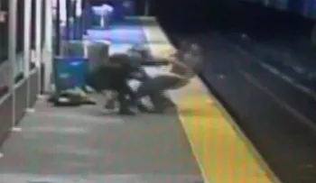 Milagro en la estación: tras asalto, hombre sobrevive a caída en vías electrificadas