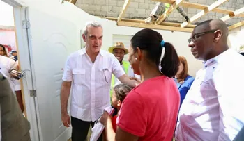 Presidente Abinader dispone reconstrucción Villa Hermosa en La Romana; supervisa trabajos en San Pedro de Macorís y El Seibo