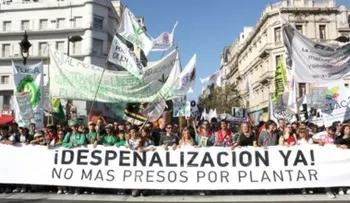 Cientos de personas marchan en Medellín por despenalización de la marihuana