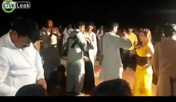 Un hombre borracho por poco convierte una boda en una tragedia