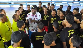 Ex NBA Luis Felipe López participa en campamento con jóvenes talentos